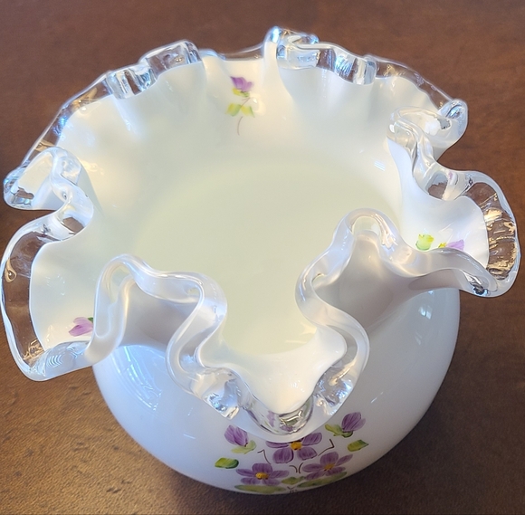 Vintage 70s Fenton "Violets in the Snow" Silvercrest ruffled vase🐣 - Picture 2 of 6